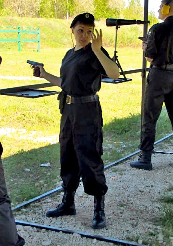Nữ quân nhân Nga luyện bắn súng ngắn